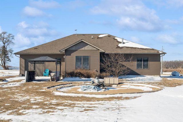 1828 160th Ave, Manchester, IA 52057
