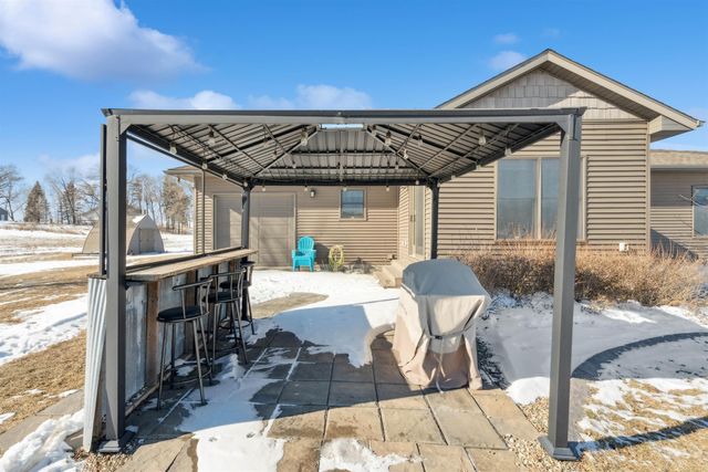 1828 160th Ave, Manchester, IA 52057