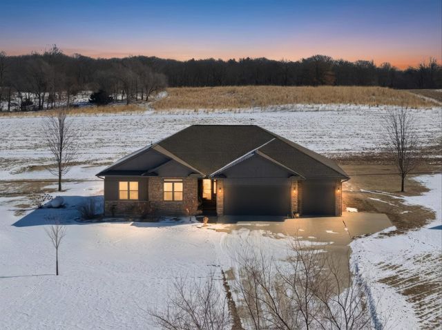 1828 160th Ave, Manchester, IA 52057