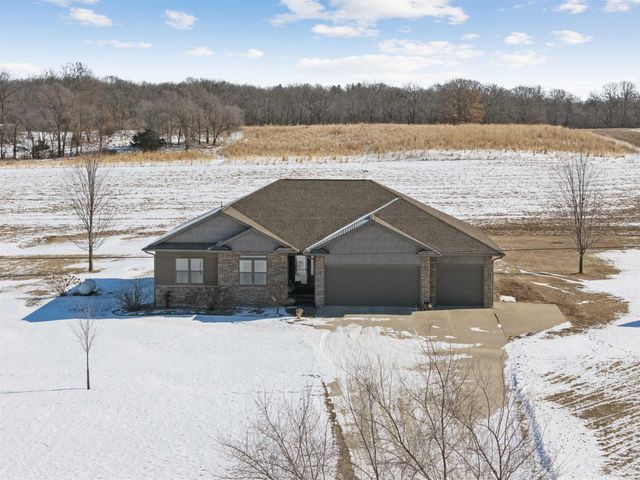 1828 160th Ave, Manchester, IA 52057
