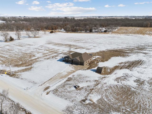 1828 160th Ave, Manchester, IA 52057