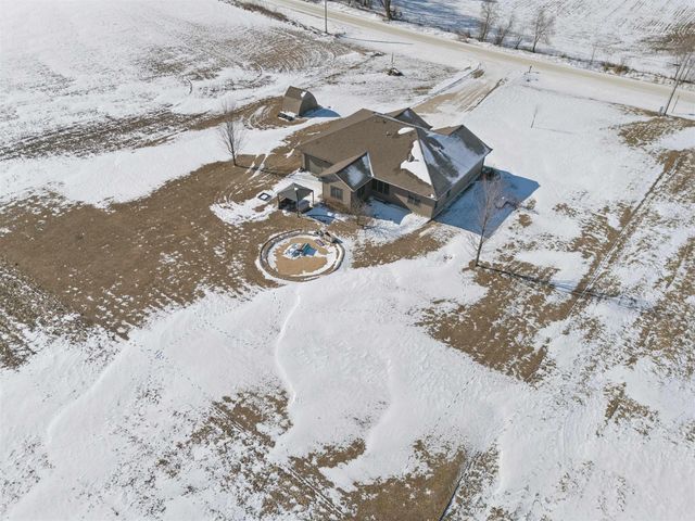 1828 160th Ave, Manchester, IA 52057
