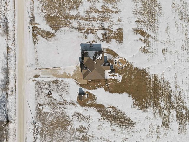 1828 160th Ave, Manchester, IA 52057