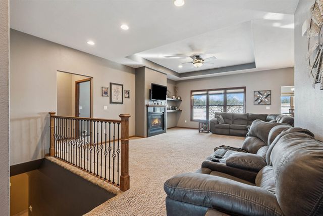 1828 160th Ave, Manchester, IA 52057