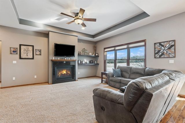 1828 160th Ave, Manchester, IA 52057