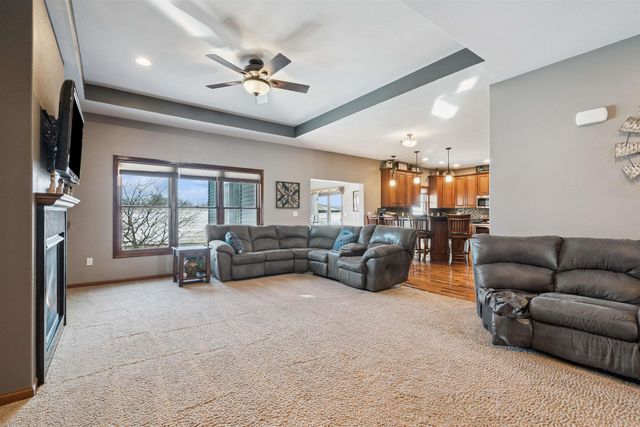 1828 160th Ave, Manchester, IA 52057