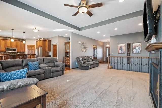 1828 160th Ave, Manchester, IA 52057