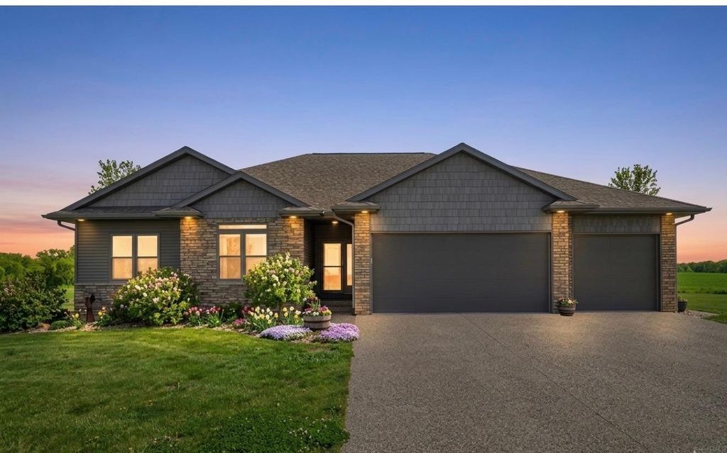 1828 160th Ave, Manchester, IA 52057