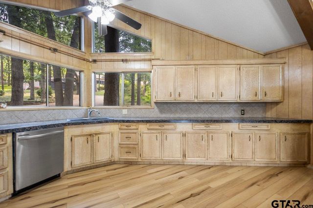 546 Hideaway Ln E, Hideaway, TX 75771