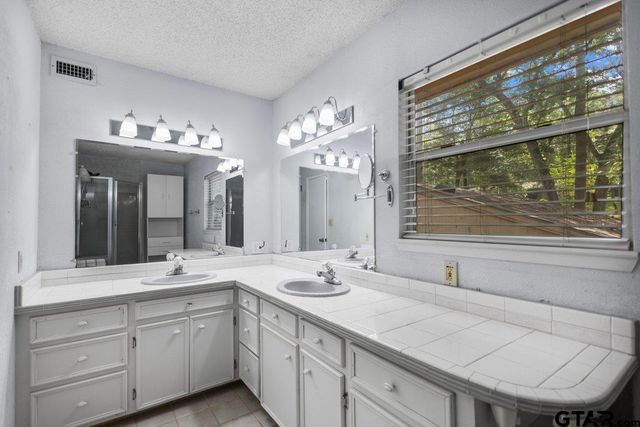546 Hideaway Ln E, Hideaway, TX 75771