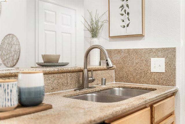 280 Caldecott 321, Oakland, CA 94618