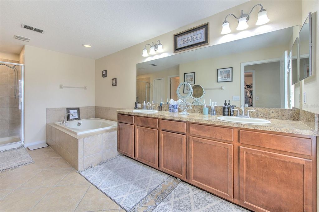 Image 37 of property listing at 20223 INDIAN ROSEWOOD DRIVE, Tampa, FL 33647