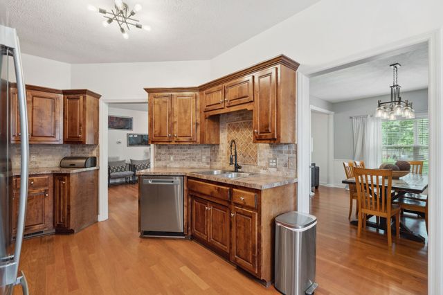 1908 Pointe Barton Dr, Lebanon, TN 37087