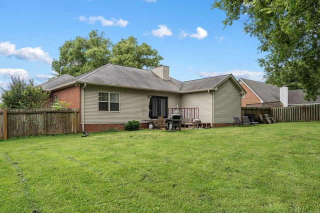 1908 Pointe Barton Dr, Lebanon, TN 37087