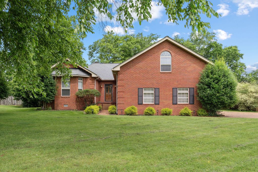 1908 Pointe Barton Dr, Lebanon, TN 37087
