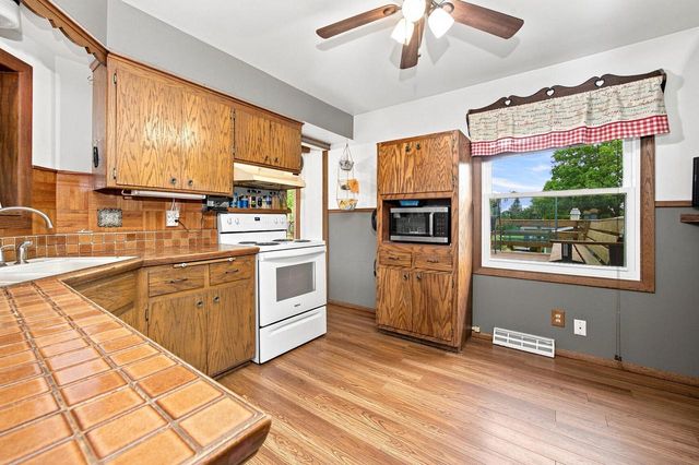 3008 Sunrise DRIVE, Hubertus, WI 53033