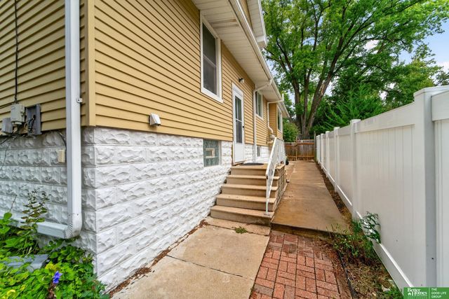 2010 N 56 Street, Omaha, NE 68104