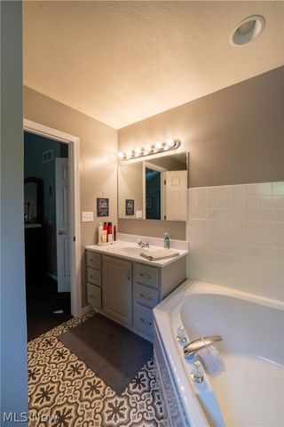 25 Fieldstone, Poland, OH 44514