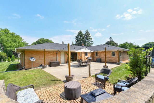 17615 Continental DRIVE, Brookfield, WI 53045