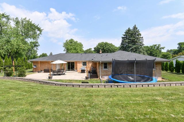 17615 Continental DRIVE, Brookfield, WI 53045