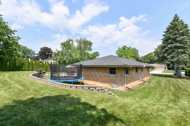 17615 Continental DRIVE, Brookfield, WI 53045