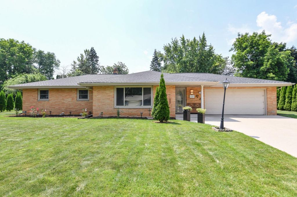 17615 Continental DRIVE, Brookfield, WI 53045