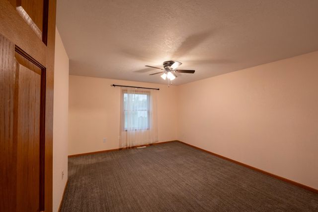 4725 SE 30th Ave SE, Minot, ND 58701