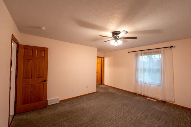 4725 SE 30th Ave SE, Minot, ND 58701