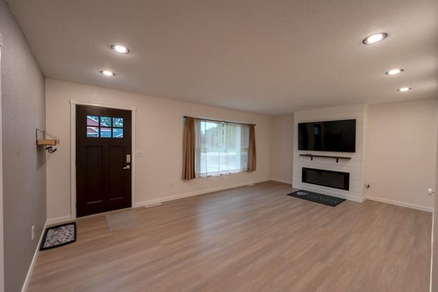 4725 SE 30th Ave SE, Minot, ND 58701