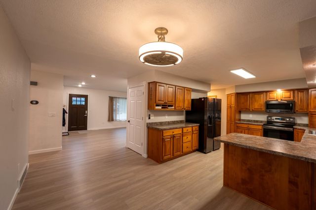 4725 SE 30th Ave SE, Minot, ND 58701