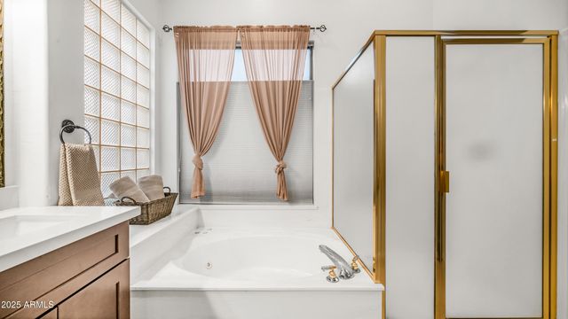 6334 E VIEWMONT Drive 17, Mesa, AZ 85215