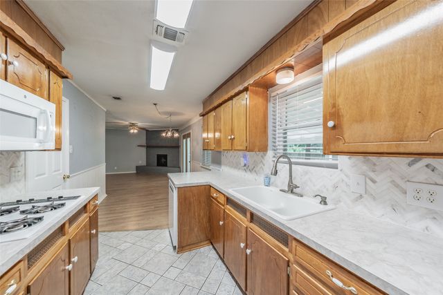 553 NW Janie Lane, Burleson, TX 76028