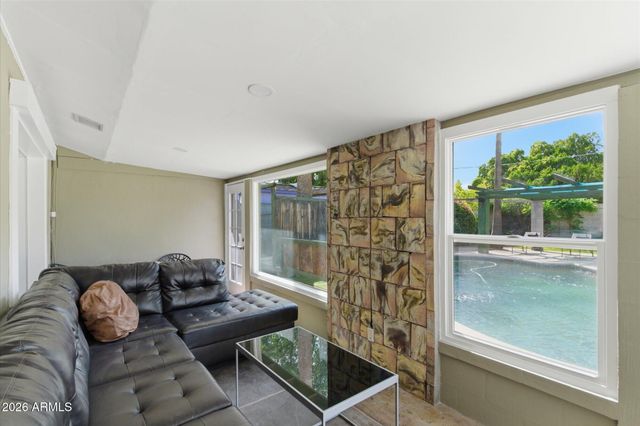 4613 E VERNON Avenue, Phoenix, AZ 85008