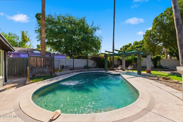 4613 E VERNON Avenue, Phoenix, AZ 85008