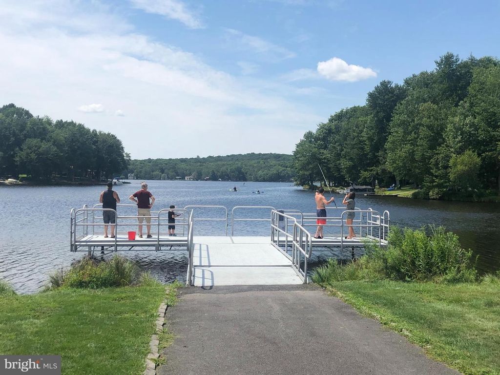 7217 WINNEBAGO DR, Pocono Lake, PA 18347