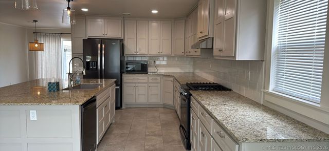 330 S 5th Place E, Broken Arrow, OK 74012