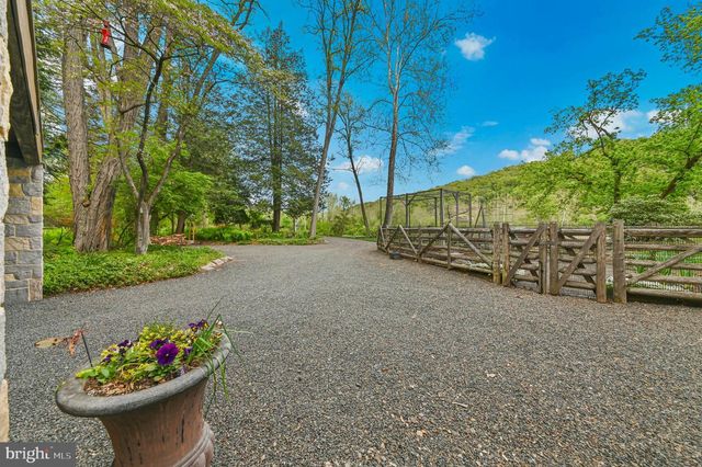 3 BRIDGE 5 LN, Pipersville, PA 18947
