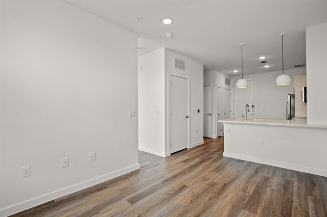 6324 N Lamar BLVD 206, Austin, TX 78752