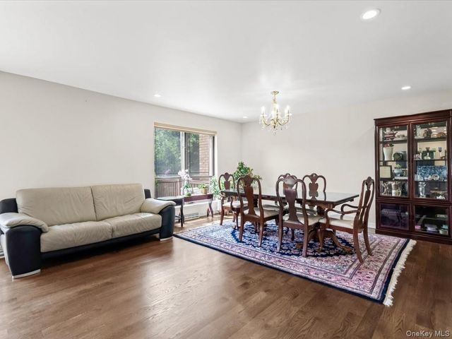 34 Windsor Gate Drive, New Hyde Park, NY 11040