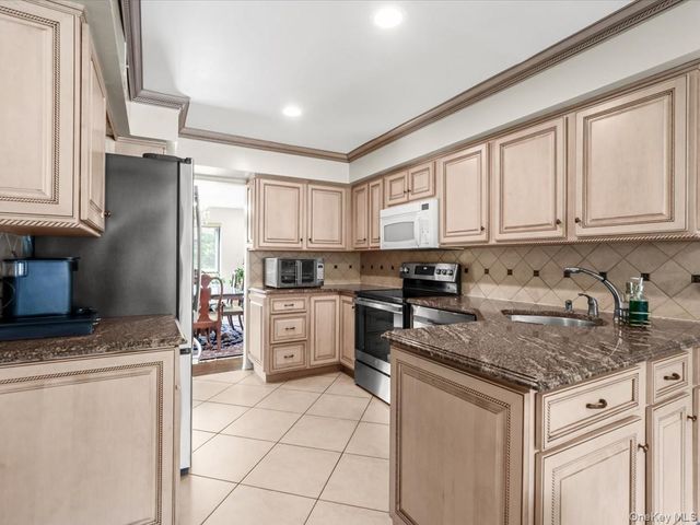 34 Windsor Gate Drive, New Hyde Park, NY 11040