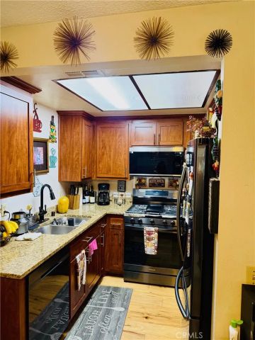 1340 E Hillcrest 10, Thousand Oaks, CA 91362