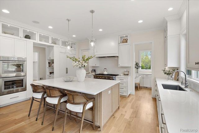 444 Hillboro Drive, Bloomfield Charter Township, MI 48301