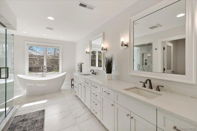 444 Hillboro Drive, Bloomfield Charter Township, MI 48301