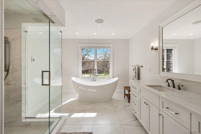 444 Hillboro Drive, Bloomfield Charter Township, MI 48301