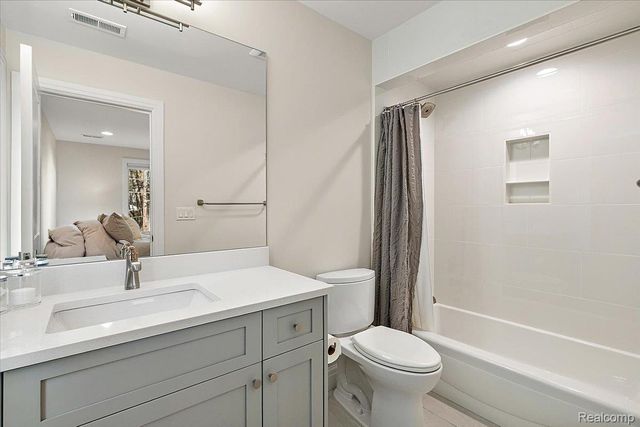 444 Hillboro Drive, Bloomfield Charter Township, MI 48301