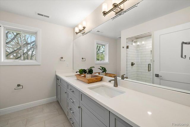444 Hillboro Drive, Bloomfield Charter Township, MI 48301