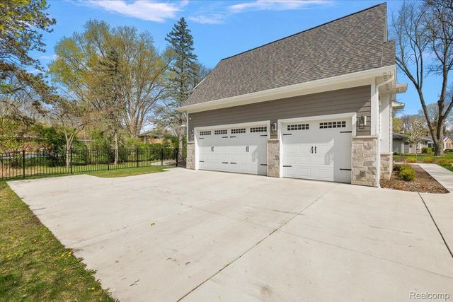 444 Hillboro Drive, Bloomfield Charter Township, MI 48301