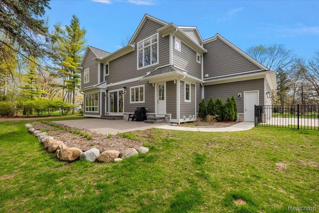 444 Hillboro Drive, Bloomfield Charter Township, MI 48301