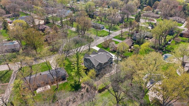 444 Hillboro Drive, Bloomfield Charter Township, MI 48301