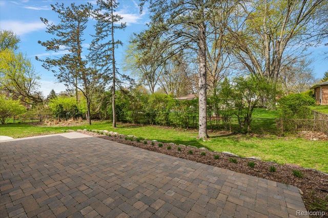 444 Hillboro Drive, Bloomfield Charter Township, MI 48301